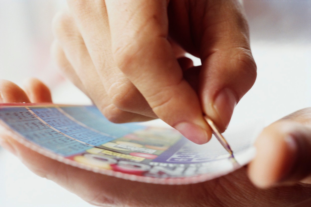 If you run a company and plan to participate in a sports event in the near future but have no idea of the ideal solution to stand out from your numerous competitors in the market, how about trying the custom scratch card? Simple to design, practical, and space-saving, this tool, which is initially used for entertainment, has proven and continues to prove its effectiveness in customer loyalty. Want to know more? You'll be served in the following lines!