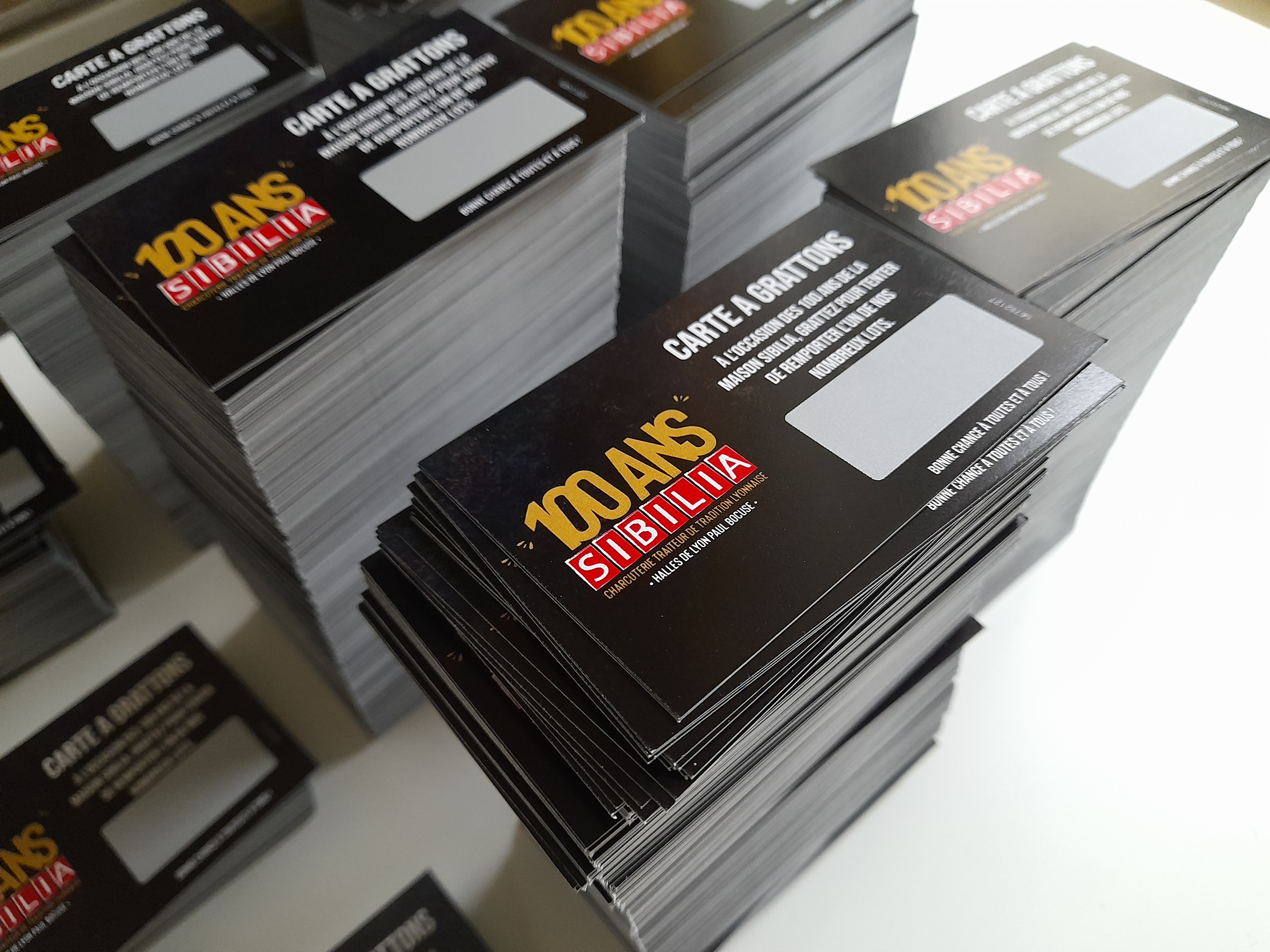 It was in the 1980s that the scratch card achieved a success that has not diminished since. Over the years, it is still highly popular among the French. Beyond personal enjoyment in picking up a newspaper, the scratch card is also used as a means of communication by companies, while others highlight it in various commercial animations. But why does it work so well, and how can you use it effectively for your business?